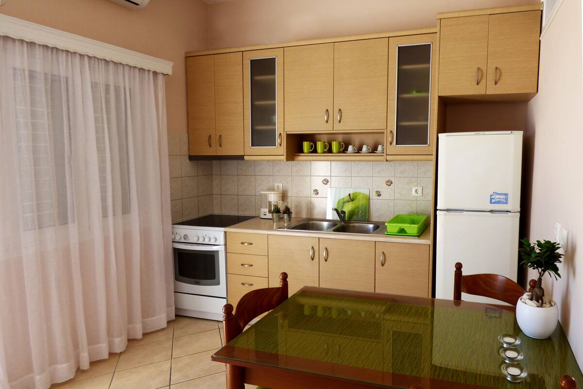 Departamento, 1 habitación, planta baja (A2) | Cocina privada | Refrigerador, parrilla de estufa, cafetera y tetera y tetera eléctrica
