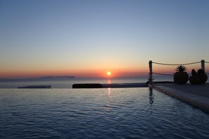 Outdoor pool, pool umbrellas, sun loungers - Rampelia apartments (Santorini)
