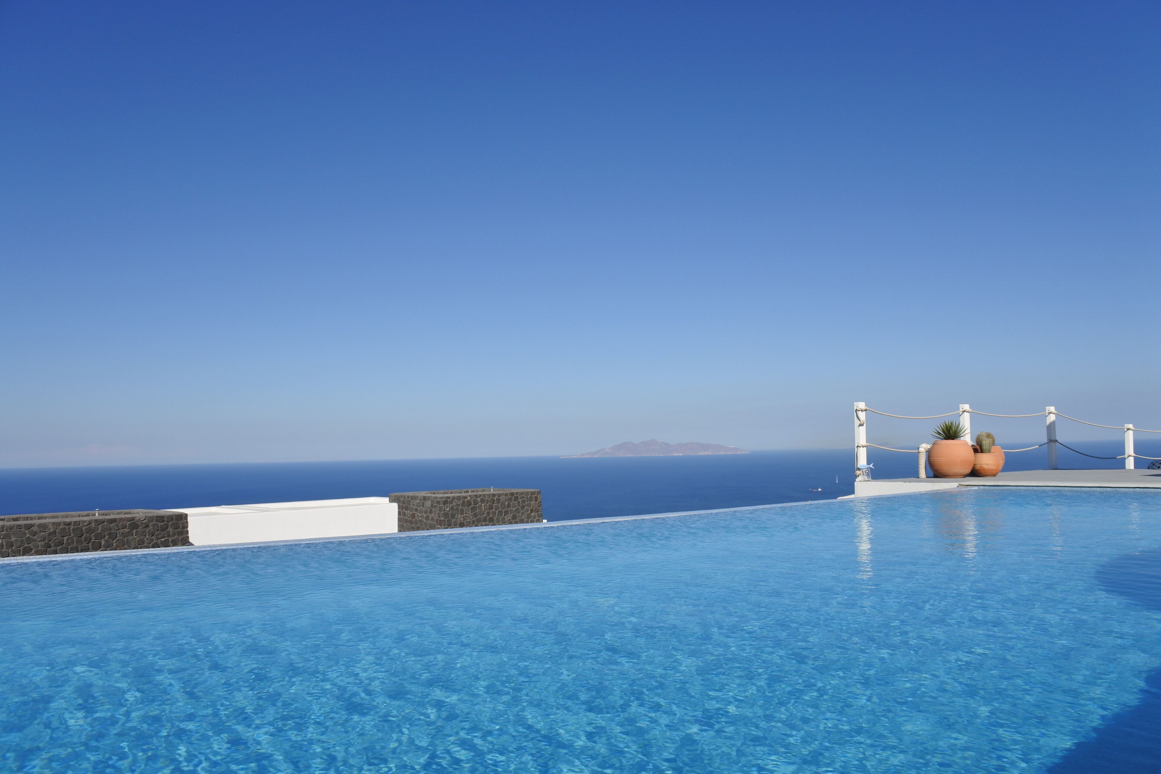 Una piscina al aire libre, sombrillas, tumbonas