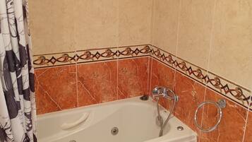 Bañera y ducha independientes, bañera de hidromasaje, bidet, toallas