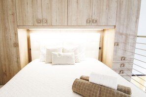 1 habitación, tabla de planchar con plancha y cunas gratuitas 