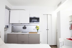 Studio | Private kitchenette | Fridge, microwave, stovetop, coffee/tea maker - Alessia's Flat - Paolo Sarpi (Milan)