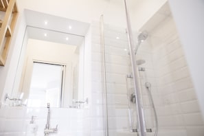 Studio | Kamar mandi | Shower, perlengkapan mandi gratis, pengering rambut, dan handuk