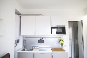 Studio | Cuisinette privée | Réfrigérateur, four à micro-ondes, surface de cuisson, cafetière-théière