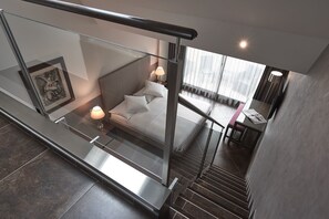 Minibar, caja de seguridad en la habitación y escritorio 