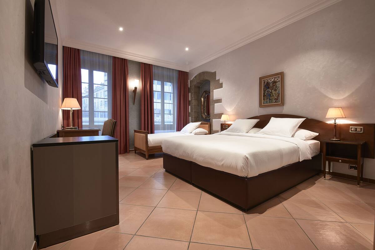 standard triple room | minibar, in-room safe, desk, soundproofing