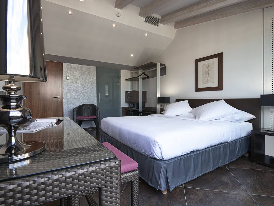 Superior Double Room | Minibar, in-room safe, desk, soundproofing