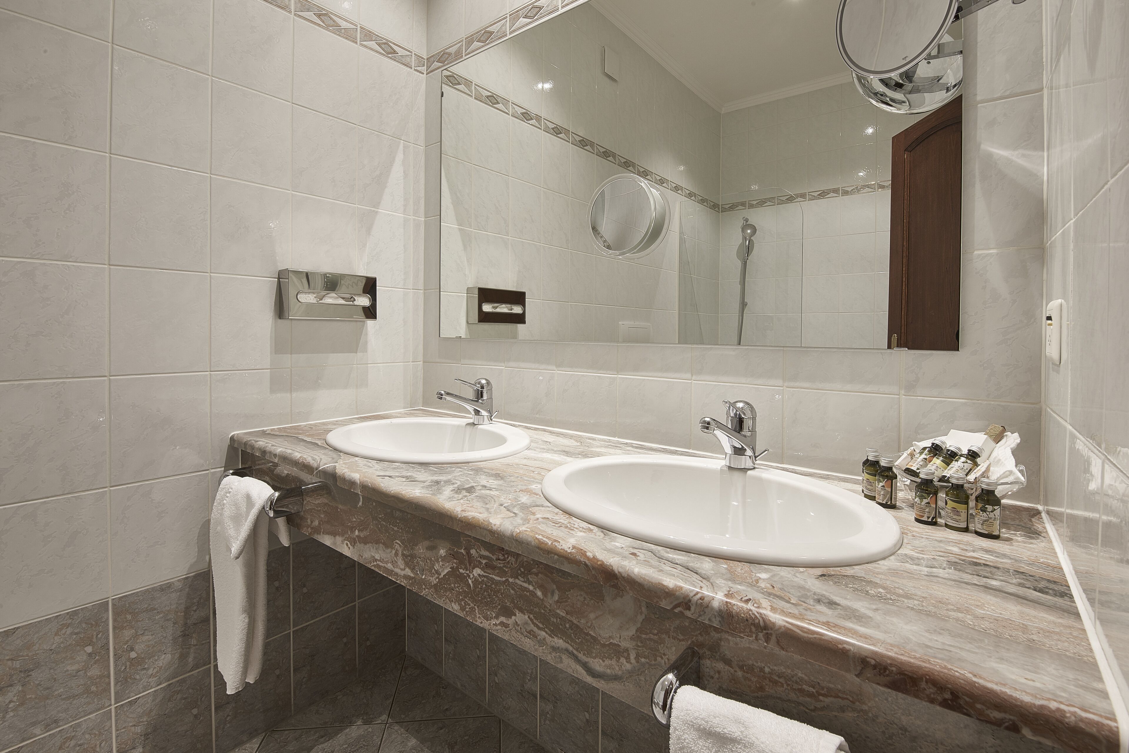 standard triple room | minibar, in-room safe, desk, soundproofing