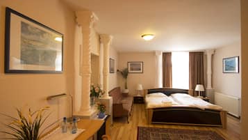 Comfort Double Room | Peralatan tempat tidur premium, bar mini, meja, seterika/papan seterika