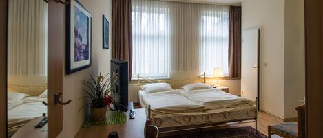 Premium bedding, minibar, desk, iron/ironing board