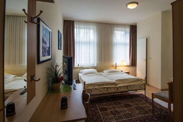 高級寢具、迷你吧、書桌、熨斗/熨衣板