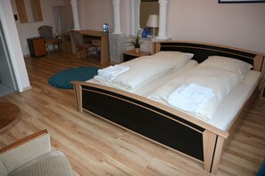 Premium bedding, minibar, desk, iron/ironing board - Hotel Apex (Hemmingen)