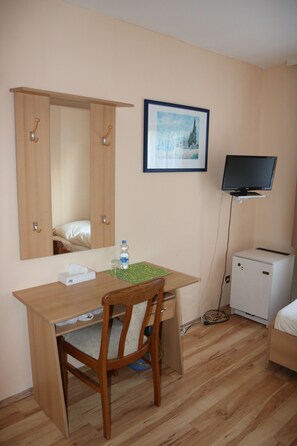 Chambre simple Confort | Literie de qualité, minibar, bureau, fer et planche à repasser