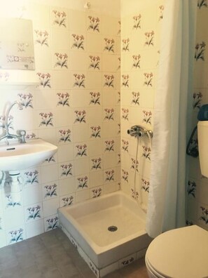 Free toiletries, towels - Villa Meroulas (Skiathos)