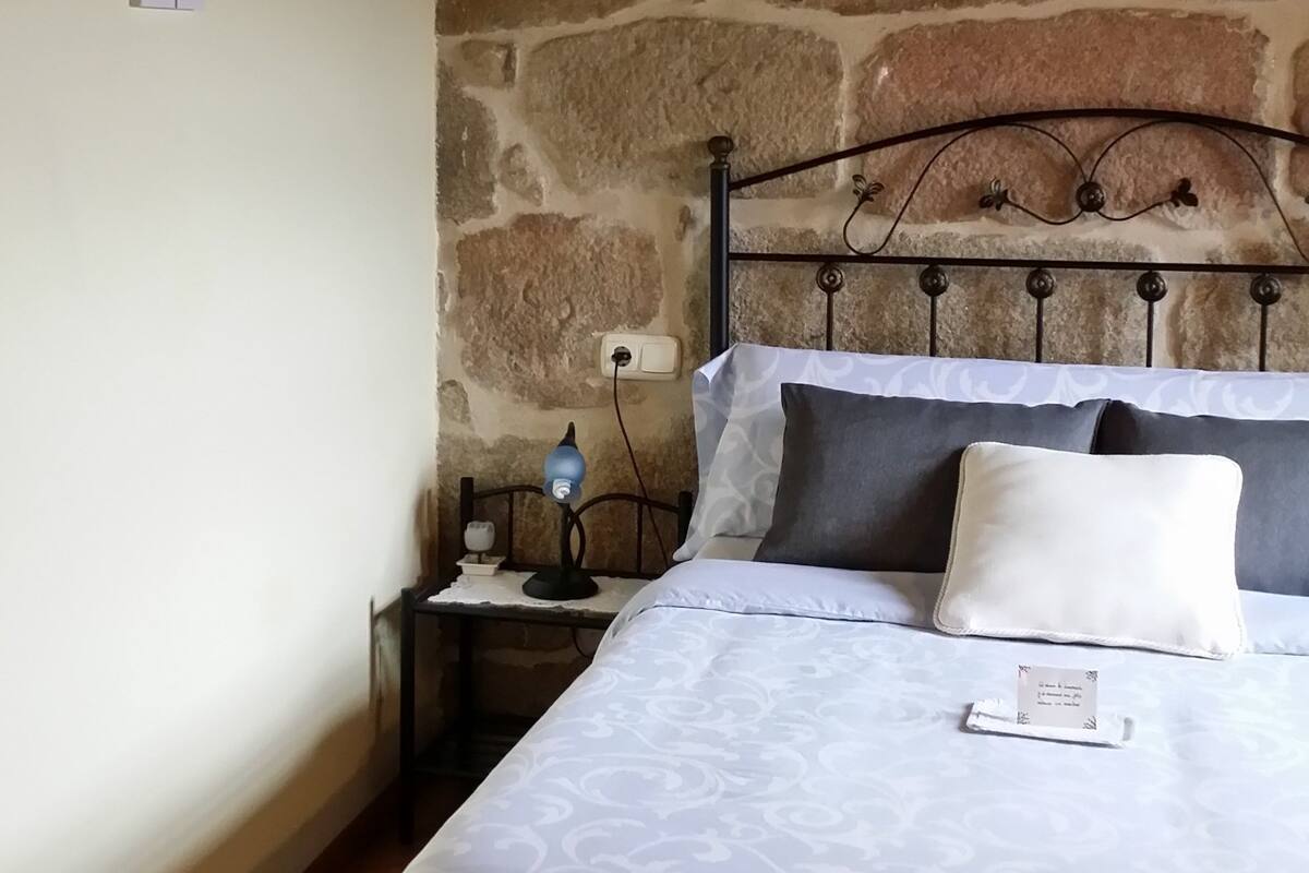 Single Room | Premium bedding, blackout curtains, soundproofing, free WiFi