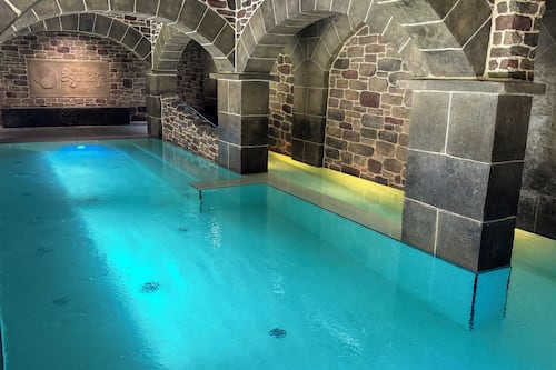 Piscine couverte, chaises longues
