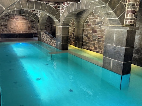 Una piscina cubierta, tumbonas. Hotel Balneario Elgorriaga