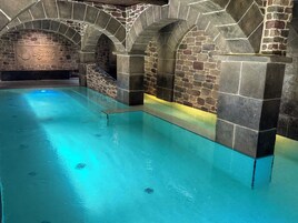 Una piscina cubierta, tumbonas