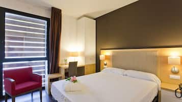 Habitación con 2 camas individuales | Minibar, caja fuerte, escritorio y espacio para trabajar con un portátil