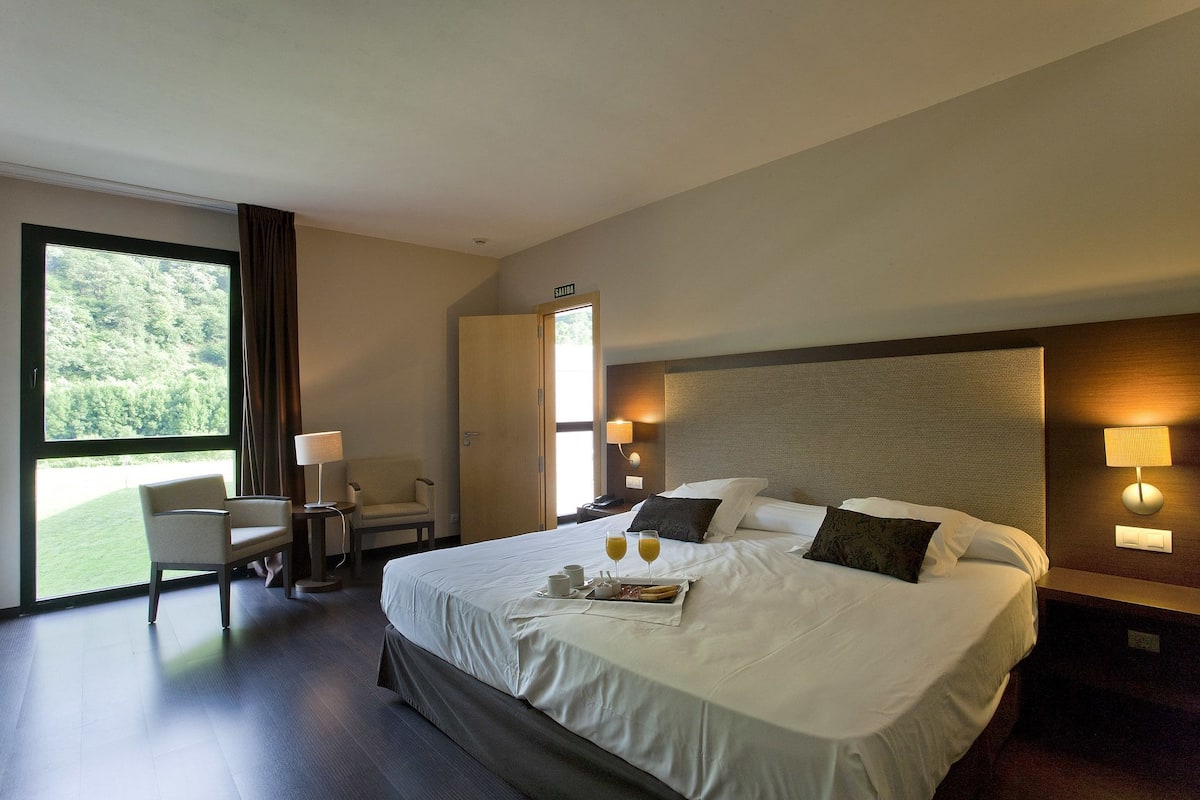 twin room | minibar, in-room safe, desk, laptop workspace