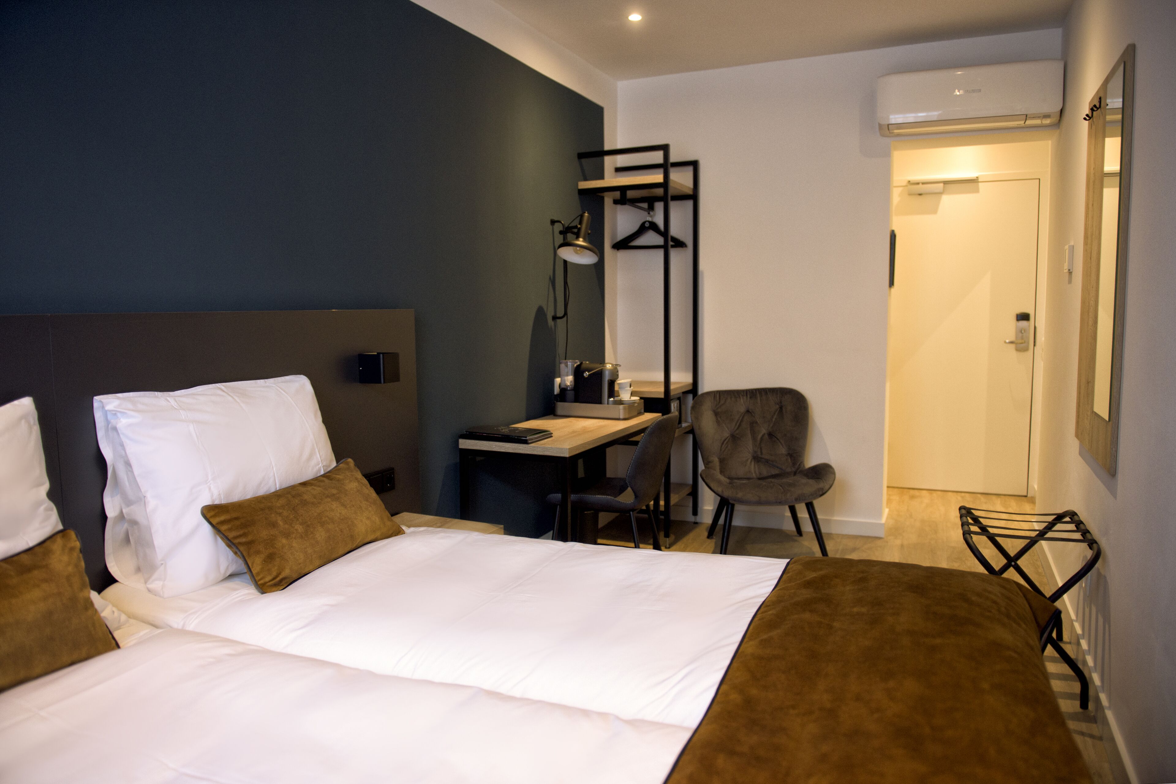 comfort room | 1 bedroom, in-room safe, desk, laptop workspace