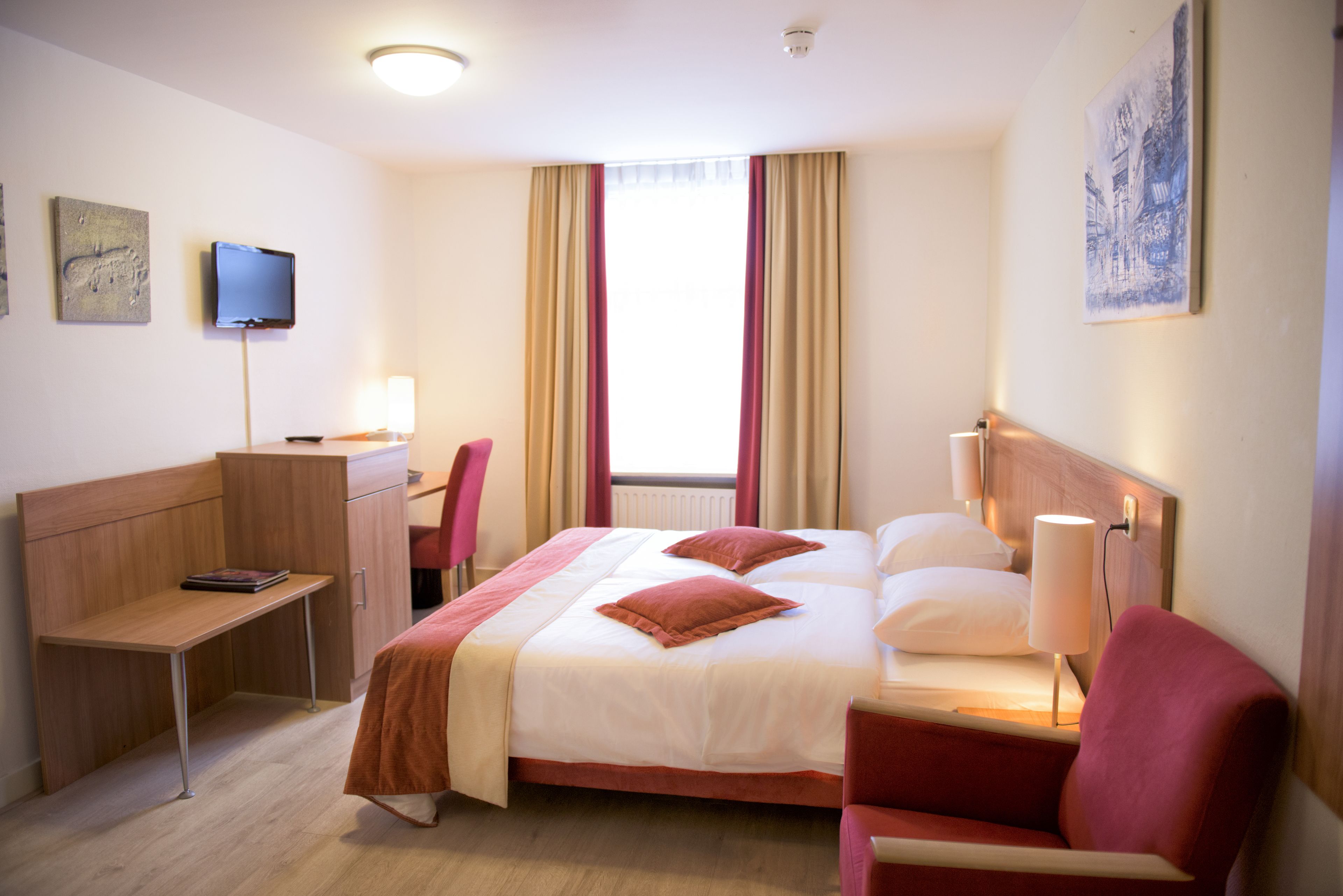 standard room | 1 bedroom, in-room safe, desk, laptop workspace