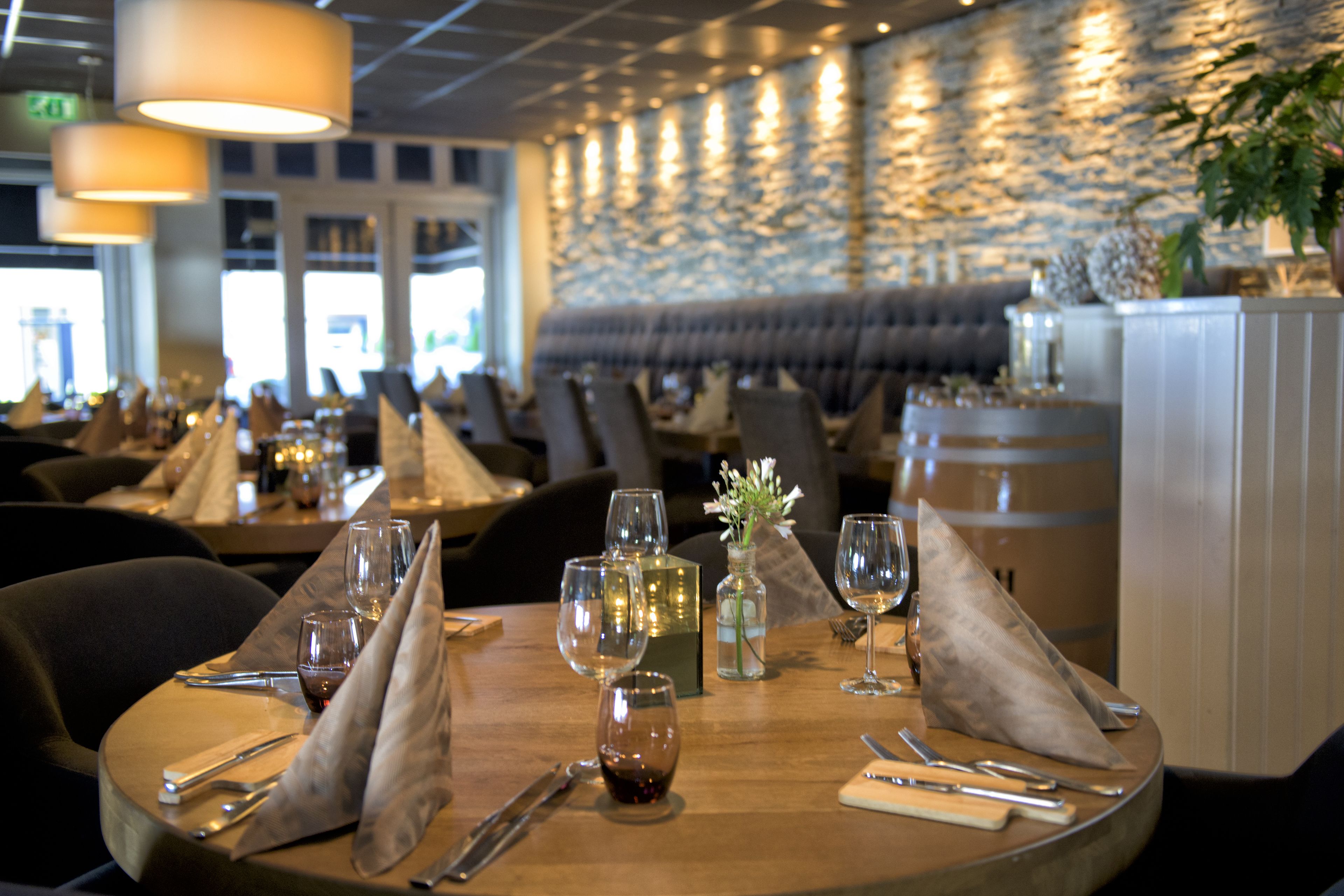 2 restaurants, breakfast, lunch served; local and international cuisine