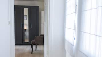 Habitación estándar, en edificio contiguo | Caja de seguridad en la habitación y escritorio