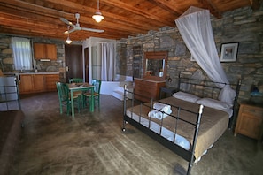 Deluxe Suite | Living area