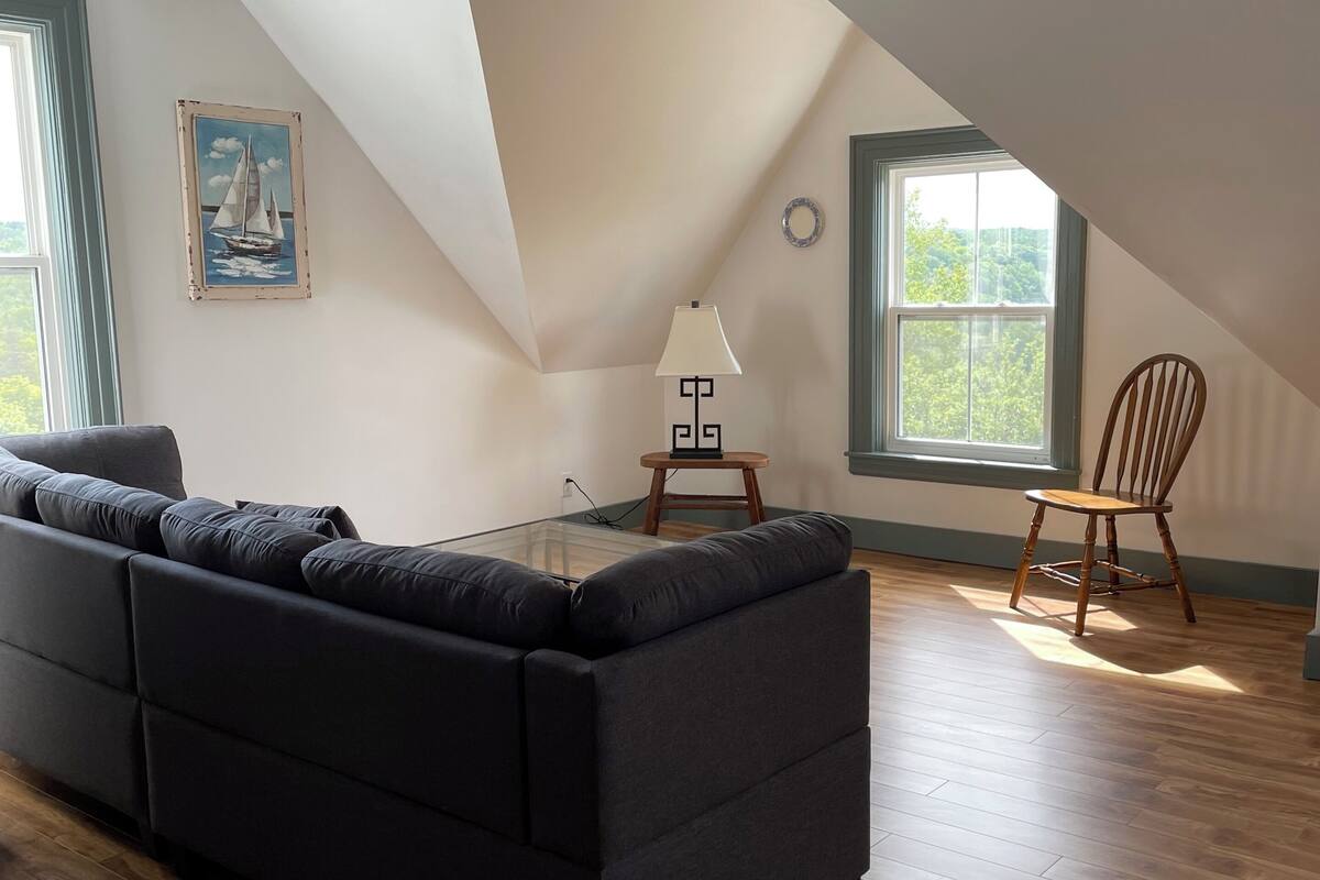 Panoramic Penthouse | Premium bedding, iron/ironing board, free WiFi, individually decorated