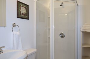 Suite, 2 Bedrooms, Garden View (Pine Forest) No Kitchen | 浴室 | 免费洗浴用品、吹风机、毛巾