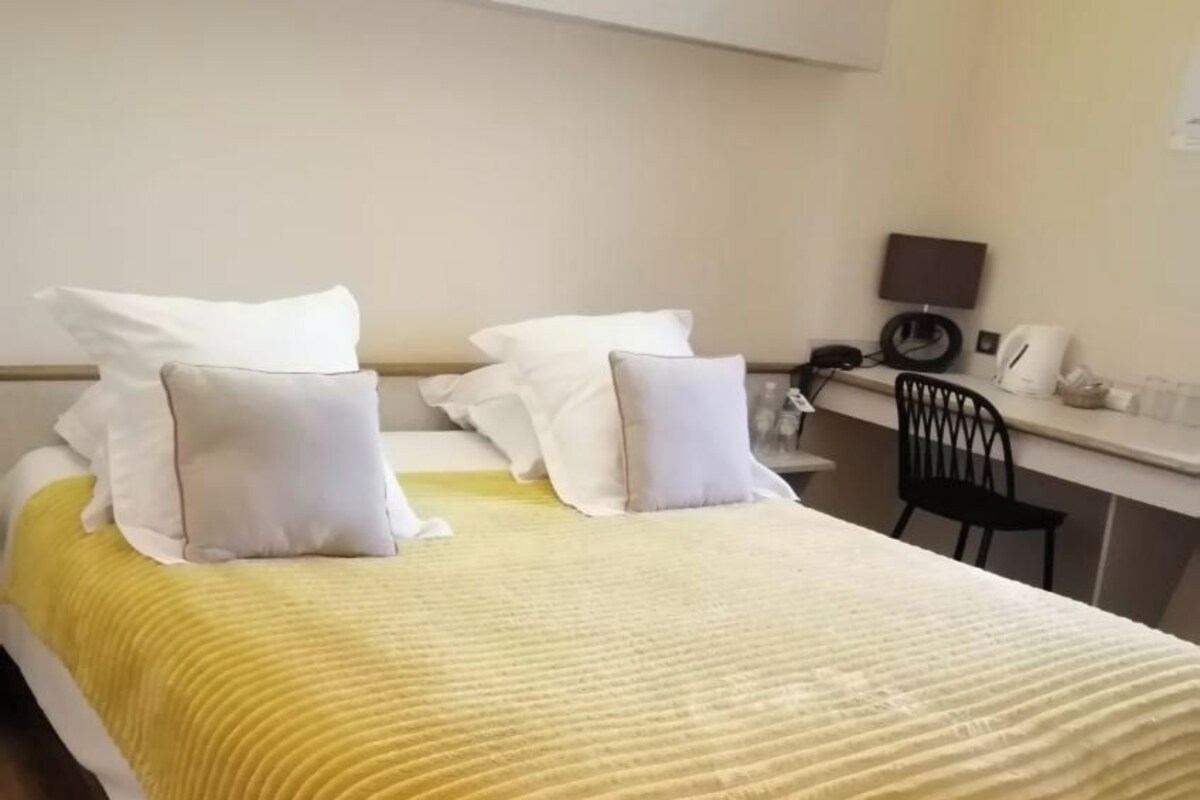 Habitación doble superior | Caja fuerte, sistema de insonorización, cunas gratuitas y wifi gratis