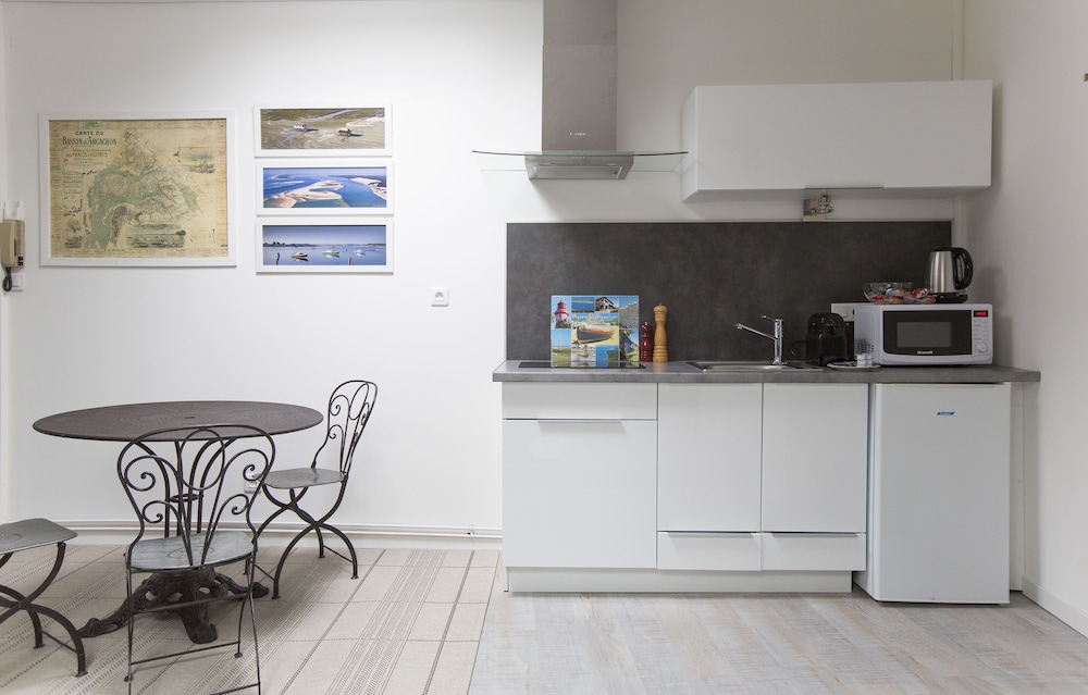 Une Chambre Chez Dupont by null