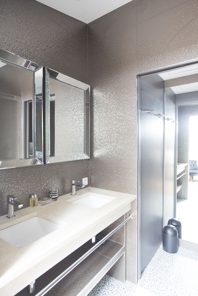 Une Chambre Chez Dupont by null