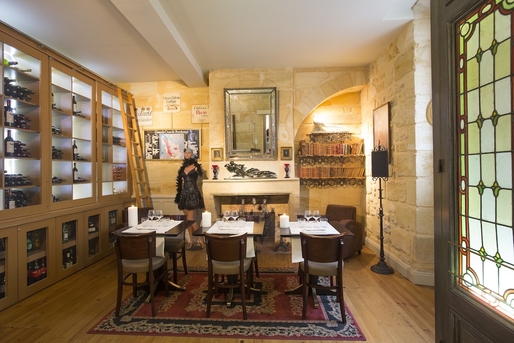 Une Chambre Chez Dupont by null