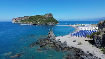 Playa privada en los alrededores, arena negra