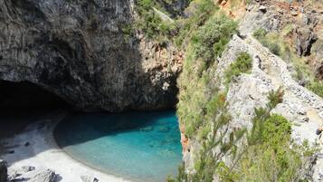 Playa privada en los alrededores, arena negra