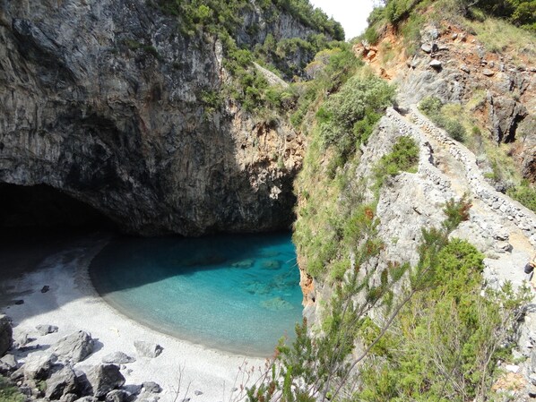Pantai pribadi di sekitar dan pasir hitam