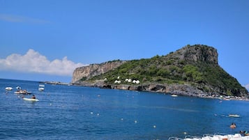 Playa privada en los alrededores, arena negra