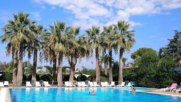 Una piscina al aire libre de temporada