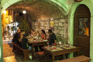 Se sirven almuerzos y cenas, cocina local
