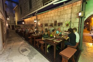 Se sirven almuerzos y cenas, cocina local