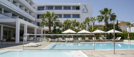 2 ulkouima-allasta, aurinkovarjoja, aurinkotuoleja