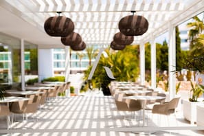 2 restaurants, breakfast, dinner served; Peruvian cuisine