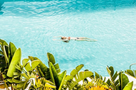2 outdoor pools, pool umbrellas, sun loungers. Hotel Ánfora Ibiza