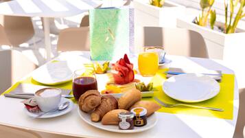 Colazione a buffet, servita tutte le mattine (22 EUR a persona)