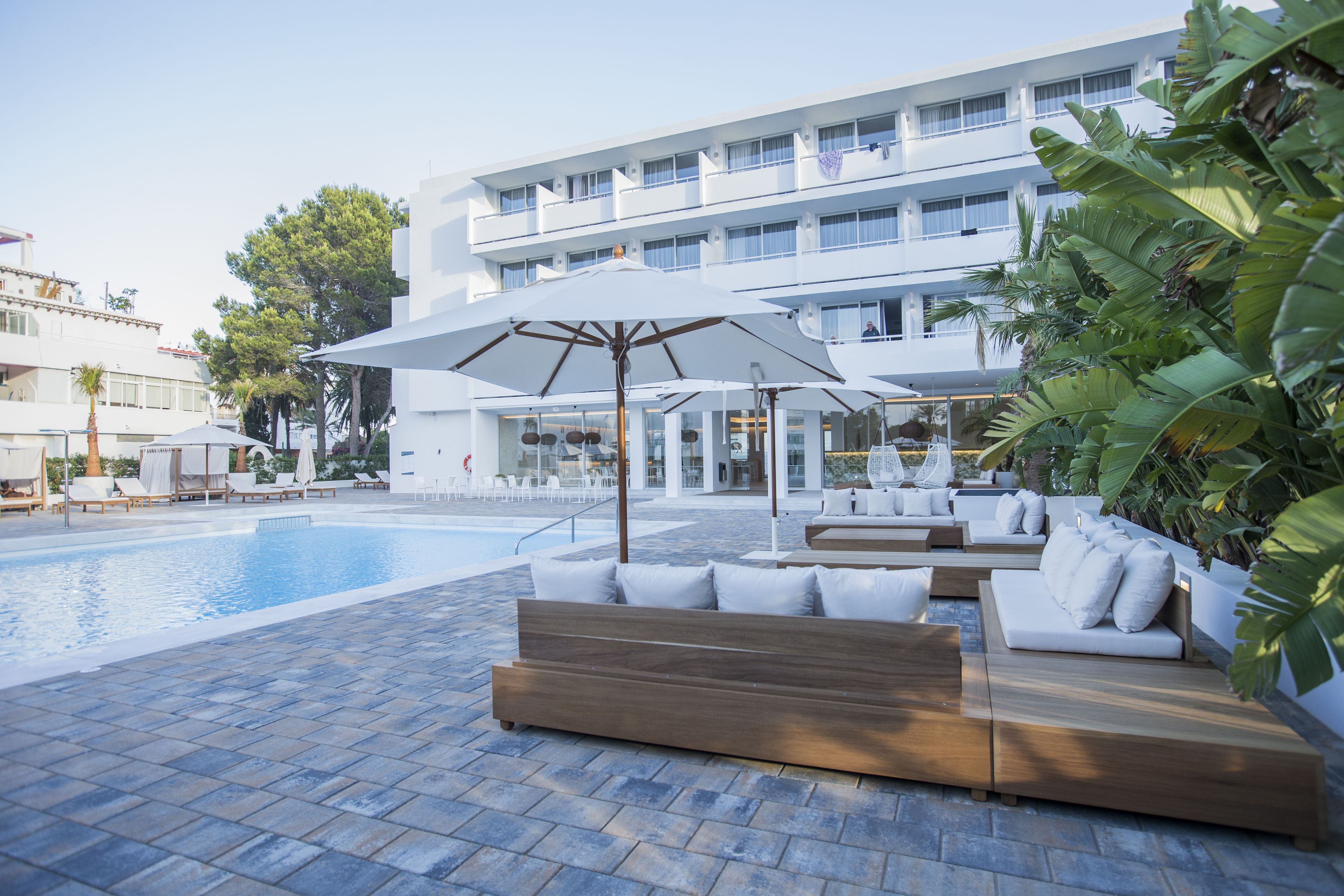 2 outdoor pools, pool umbrellas, pool loungers