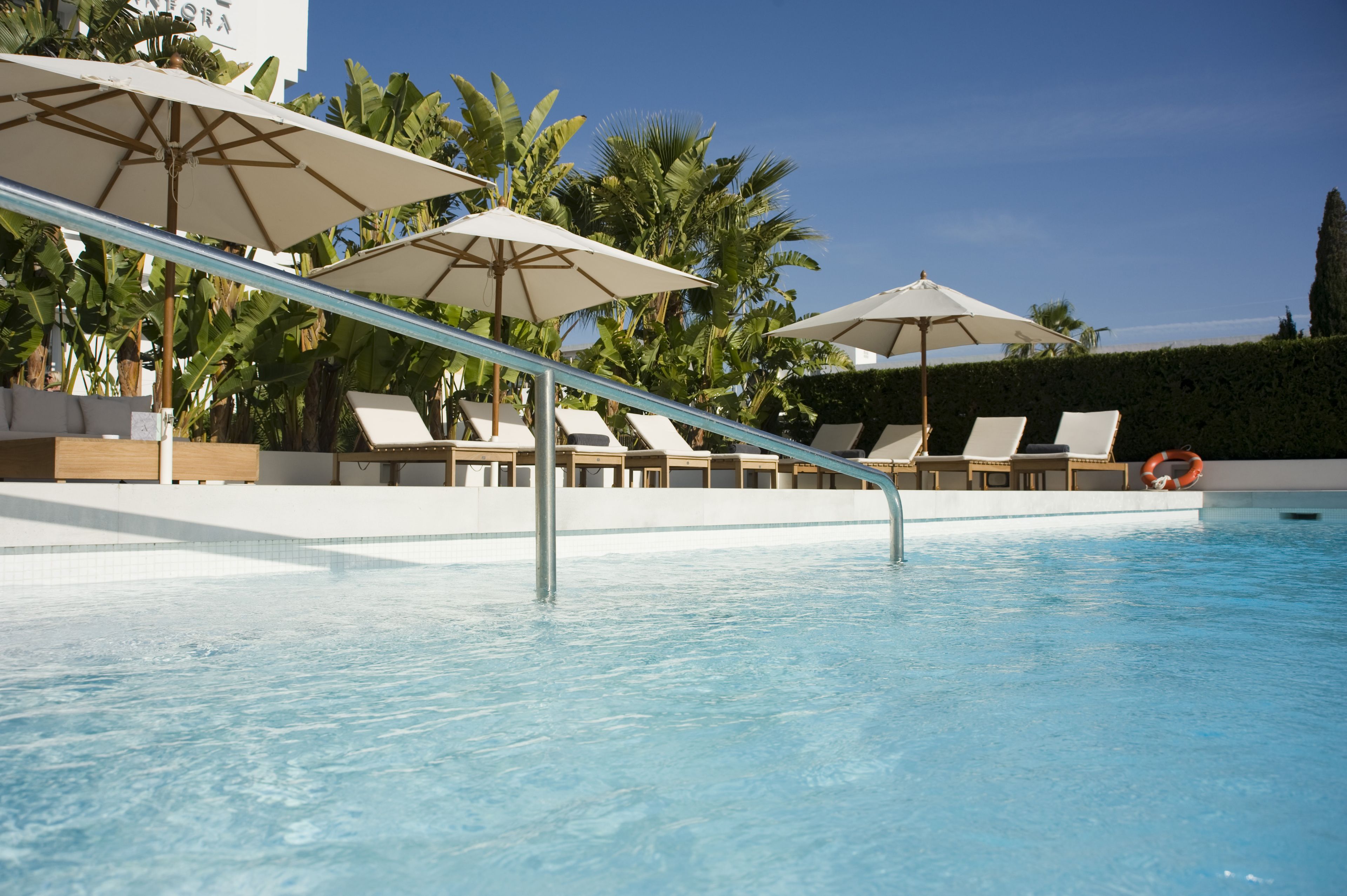 2 piscine all'aperto, ombrelloni da piscina, lettini