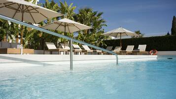 2 piscine all'aperto, ombrelloni da piscina, lettini