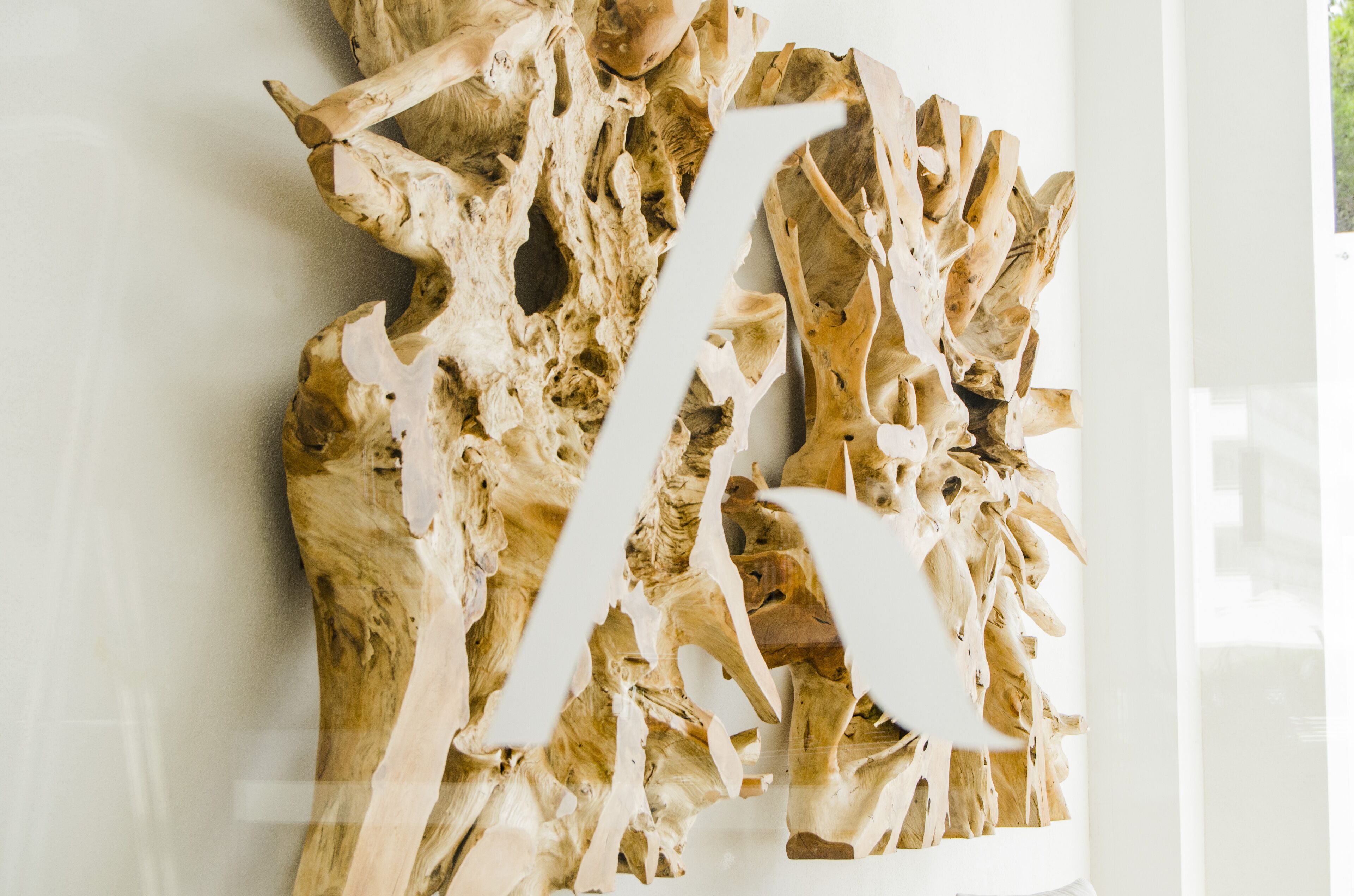 Primer plano de una pared con textura, un patrón de madera natural y rugosa.
